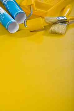 油漆工具黄色的背景Copyspace
