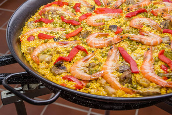 细节传统的西班牙语西班牙海鲜<strong>饭</strong>煮熟的锅