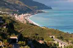 美丽的海岸西西里视图陶尔米纳著名的旅游度假胜地奢侈品小镇西西里海岸线西西里意大利