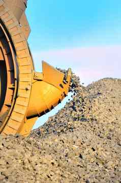 桶轮挖掘机挖掘棕色（的）煤炭