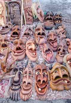 木雕刻有趣的面具市场公平农村工艺品