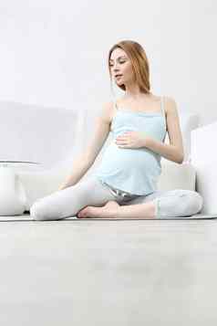 怀孕了女人瑜伽锻炼