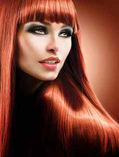 健康的直长红色的头发时尚美模型