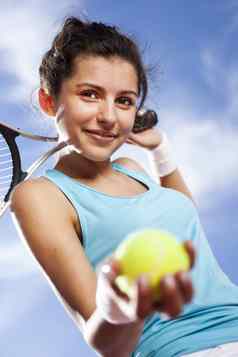 年轻的女孩持有网球球法院