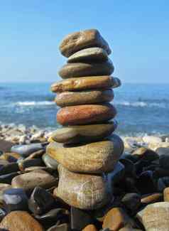平衡石头海滨夏季