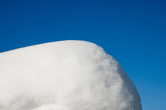 雪堆深蓝色的天空