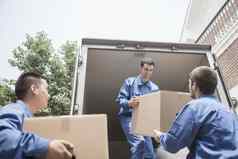 搬家公司卸货移动的通过纸板盒子