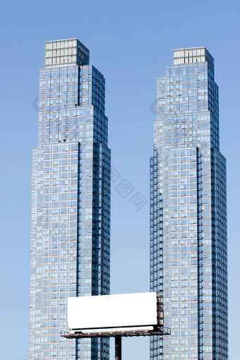 广告牌大城市蓝色的玻璃高塔