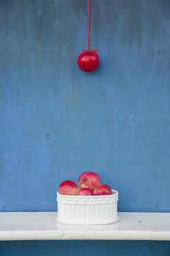 挂红色的苹果字符串白色花瓶水果