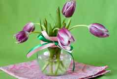 精致的花束紫色的郁金香透明的花瓶