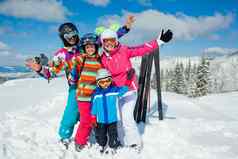滑雪冬天有趣的快乐家庭