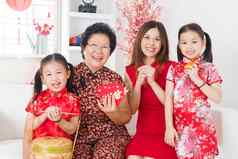 多一代又一代亚洲家庭庆祝中国人一年
