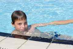 活动池可爱的男孩游泳玩水