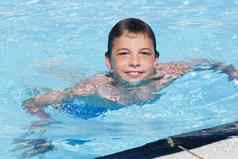 活动池可爱的男孩游泳玩水