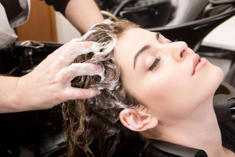 女人洗头发hairsalon