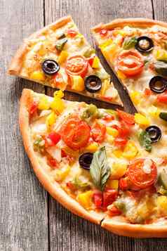 披萨意大利蒜味腊肠蔬菜木背景