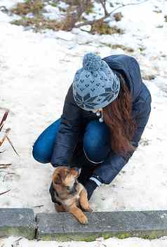 快乐女孩玩小狗冬天在户外