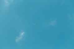 滑翔机滑翔蓝色的天空