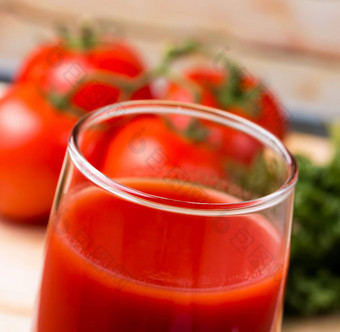 把番茄汁代表饮料喝让人耳目一新