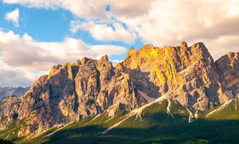 岩石脊pomagagnon山帷幕d ampezzo绿色梅多斯蓝色的天空白色夏天云白云石山脉意大利