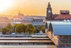 布拉格主要火车站桶nadrazi历史建筑布拉格城堡背景日落时间布拉格捷克共和国