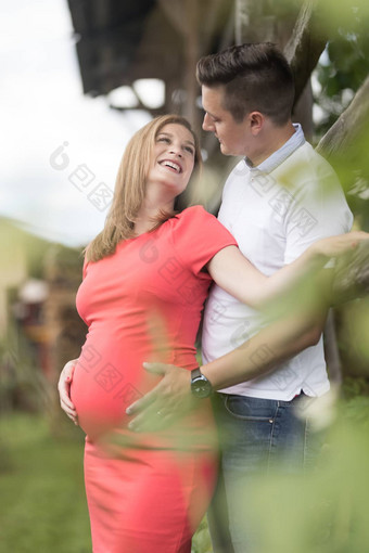 年轻的快乐怀孕了夫妇拥抱农村<strong>雷达</strong>信标