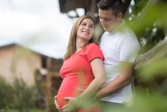 年轻的快乐怀孕了夫妇拥抱农村雷达信标