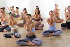 集团年轻的运动有吸引力的人瑜伽工作室练习瑜伽教训教练坐着地板上容易坐着鹰瑜伽构成健康的活跃的生活方式工作健身房