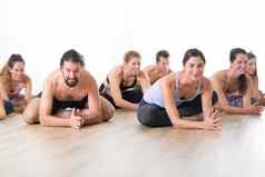 集团年轻的运动有吸引力的人瑜伽工作室练习瑜伽教训教练坐着地板上向前乐队伸展运动瑜伽构成健康的活跃的生活方式工作健身房