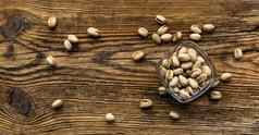 开心果小板分散坚果杏仁板古董木表格背景阿月浑子健康的素食者蛋白质有营养的食物自然坚果零食
