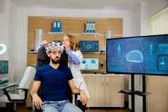 病人经历大脑扫描过程神经系统中心