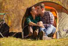 夫妇爱接吻前面帐篷