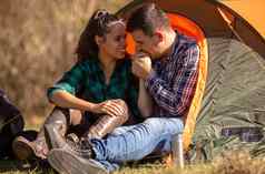 的男朋友接吻女朋友的手前面帐篷