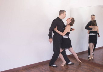 夫妇舞者跳舞拉丁舞蹈