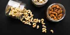 腰果坚果分散黑色的表格Jar腰果螺母健康的素食者蛋白质有营养的食物