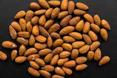 杏仁分散黑色的表格杏仁健康的素食者蛋白质有营养的食物自然坚果零食