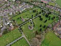 空中视图Wimborne部长墓地显示双胞胎教堂建筑墓地整洁的公园