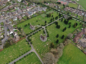空中视图Wimborne部长<strong>墓地</strong>显示双胞胎教堂建筑<strong>墓地</strong>整洁的公园