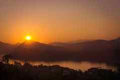 光荣的日落朦胧的山湄公河河视图山phou銮prabang老挝