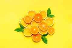 切片柑橘类水果黄色的背景前视图