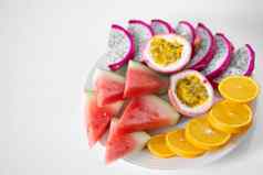 白色板切片水果新鲜的水果维生素生活彩色的夏天水果
