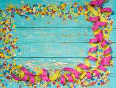 色彩斑斓的聚会，派对生日狂欢节庆祝活动背景飘带五彩纸屑