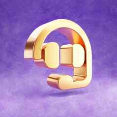 耳机图标黄金光滑的耳机象征孤立的紫罗兰色的天鹅绒背景