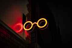 霓虹灯标志发光的红色的眼镜形状街