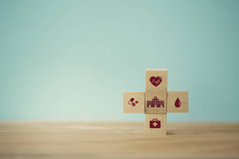 医疗保健概念健康医疗保险安排木块叠加图标医疗保健医疗表格木背景