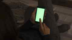 夫妇的关系约会现代次概念特写镜头女人坐着沙发智能手机空白绿色屏幕低光