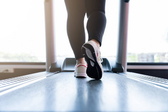 关闭女脚穿运动鞋运行<strong>跑步机</strong>健身健身房饮食生活方式重量损失胃肌肉健康的概念