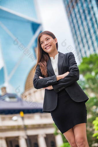业务女人自信肖像在香港香港女商人站骄傲成功的西装cross-armed年轻的多民族的中国人亚洲高加索人女专业中央在香港香港