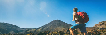 徒步旅行者男人。徒步旅行横幅景观汤加里罗国家公园高山穿越徒步旅行小道男人。tramper踩全景北岛冒险旅行旅行者走长途跋涉袋徒步旅行