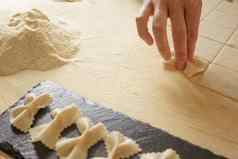 关闭细节过程自制的素食主义者法尔法尔意大利面情况小麦面粉烹饪揉面团木切割董事会传统的意大利意大利面女人厨师食物